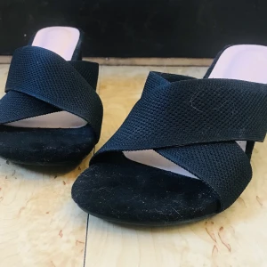 Slip-ins svarta - Sköna sommarskor använda en gång pga dubbelköp. Klackhöjd 7cm.
