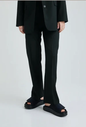 Kostymbyxor bik bok  - Oanvända kostymbyxor i fint skick (använd gärna köp nu) 