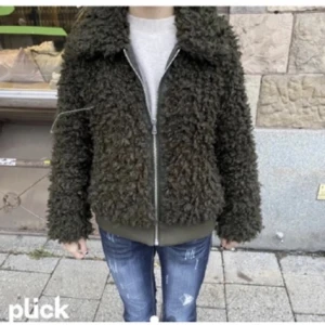 Fluffig jacka  -  Eftertraktad fluffig päls jacka som inte säljs längre❤️‍🔥 säljer då den inte kommer till använd längre. Passar mig som är ca 165cm och brukar ha storlek S.