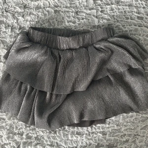 Kjol glittrig - Storlek s men passar xs