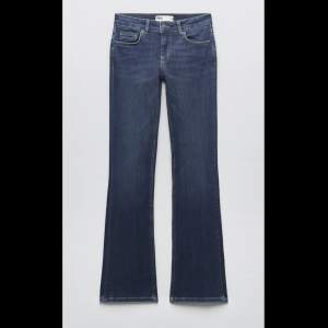 Säljer mina mörkblåa low waist bootcut jeans som är använda två gånger💕slut på zaras hemsida