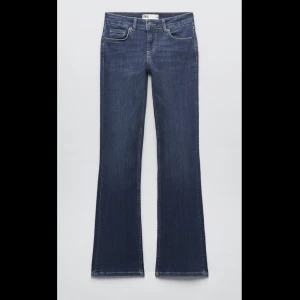 Zara low waist bootcut jeans - Säljer mina mörkblåa low waist bootcut jeans som är använda två gånger💕slut på zaras hemsida