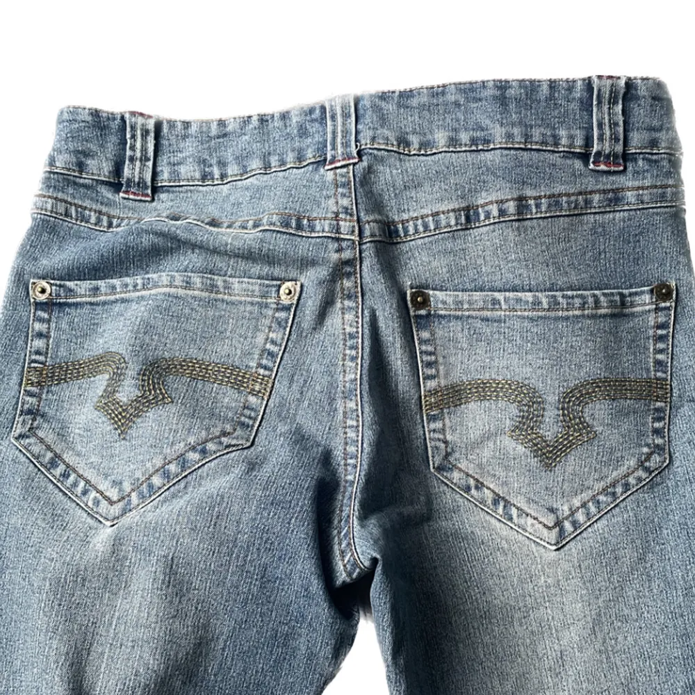 Snygga semi baggy light-wash jeans som är lågmidjade på mig (storlek: 36-38) och sitter skitfint! Frakten står du för, DM:a vid intresse och priset kan alltid diskuteras!. Jeans & Byxor.