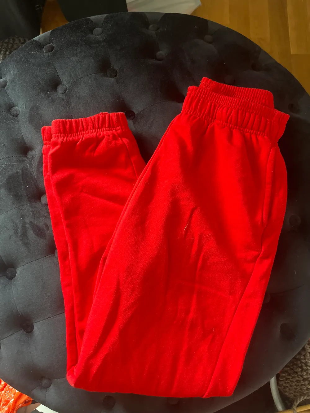 Röda byxor från ginatricot! Jag är 177 cm lång!. Jeans & Byxor.