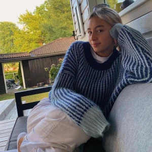 Stickad tröja - Blå stickad tröja från design by si. Jättesöt och aldrig använd. Säljer pga för storleken inte passar mig. Storleken är m-l men skulle säga att den är liten i storleken så passar någon med xs- s. Nypris 550kr. 