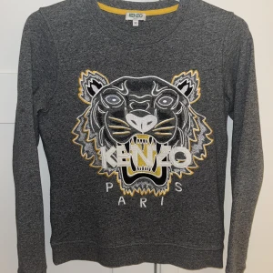 Säljer äkta kenzo tröja XS - Säljer nu min kenzo tröja så den knappt används. Tröjan är i nyskick samt äkta då den är inköpt i kendo butik. Nypris 1300kr.  Ifall ni har några frågor är det bara att skriva.