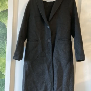 Ullkappa Wera  - Vadlång på mig som är 169 cm. Strl 38. Annvänd 1gg. Helt felfri . Kan skickas. Då läggs fraktkostnad till. Annars hämtas i  Stuvsta/ Huddinge.