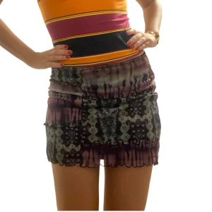 Kjol - Kjol från Urban outfitters. Går att ha både hög och låg midjad. Strl M. Bra skick!