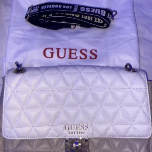 Väska  - Använd ett fåtal gånger, men skicket är som nytt. Fler bilder på väskan, skriva till mig. (Äkta) 