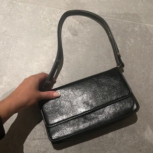 Väska - Här har vi min fina läderväska. (Vet inte vad det är för märke!) Den är svart och är i gott skick, otroligt rymlig för att va i en hyfsat liten storlek! 💕💕🫶🏽
