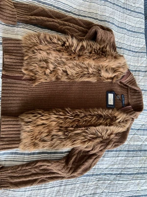 Ralph lauren. Kofta/overshirt - Säljer min oanvända Ralph lauren kofta. Prislapp finns kvar. Nypris 11 000kr. Pris kan diskuteras vid affär. Om det ni vill ha fler bilder är det bara att höra av sig.