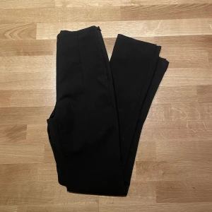 Kostymbyxor - Säljer mina svarta kostymboxor från Zara, slits på båda benen. Bra material och i nyskick! Köparen står för frakten, ansvarar ej för postens slarv 😊