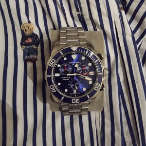 Certina DS Action  - Slarvat bort låda. Fantastiskt fin klocka, använd ytterst lite, väldigt bra skick. Batteri behövs däremot bytas, annars felfri.