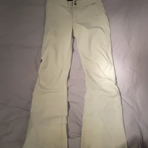 Peak skidbyxor - Säljer dessa vita skidbyxor från peak performance, lite slitna längst ner men väldigt fint skick. Nypris 3000kr strl XS, säljer för 1350kr