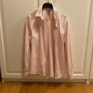 Fin rosa-vitrandig skjorta, i nyskick. Strl 46