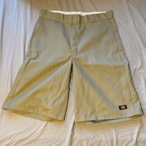 Dickies shorts  - beiga dickies shorts. 67cm i längden, 94cm i midjan