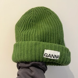 GANNI-Mössa - Grön GANNI-mössa i bra skick, använd ca 2 gånger. Varm och bra vintermössa🎄