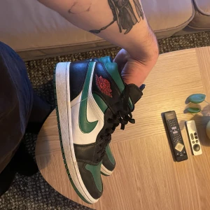 Nike Air Jordan Mid - Säljer tyvärr dessa då de får alldeles för lite tid på fötterna! Skithärliga snygga dojjor till ett otroligt rimligt pris! Som ni kan se på bilderna är de också i väldigt bra skick! Hojta för mer bilder! kan fraktas om du står för frakt! har fler annonser