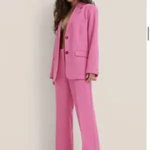 rosa kostymbyxor från NA-KD som är använda 1 gång i storlek 36