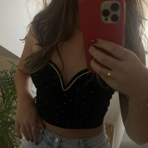 Festtopp  - AS snygg festtopp, osäker på o sälja men kommer inte till användning🖤🌟 storlek S