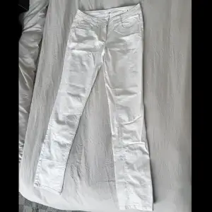 Säljer dessa vita byxor från HM. Dem är i stl 38 med medelhög/låg midja🤍Säljs för 60kr +frakt!