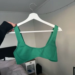 Bikini - Säljer denna bikinin i en underbar grön färg!💚Den är i stl M (skulle mer säga S) och överdelen sitter ungefär som en A-kupa. Det är helt ny endast testad!🤍Säljs för 100kr +frakt!