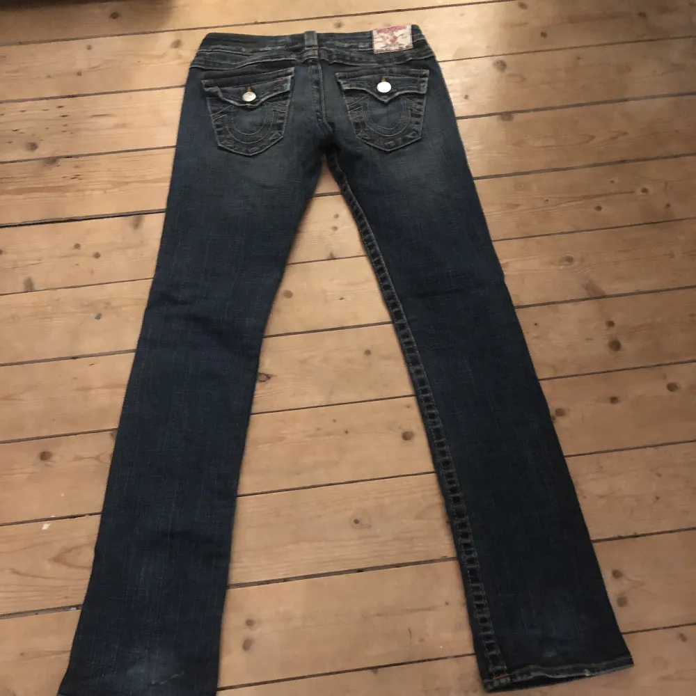 Säljer mina lågmidjade true religion jeans då de tyvärr är för små på mig, de har inga defekter och ser ut som nya💕 . Jeans & Byxor.