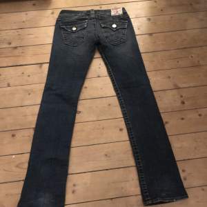 Säljer mina lågmidjade true religion jeans då de tyvärr är för små på mig, de har inga defekter och ser ut som nya💕 