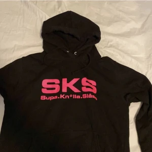 Hoddie - Supa kn*ulla slåss Hoddie, från ett uf företag  Är i storlek M men skulle säga att den är mer som S Nypris 200kr  Aldrig använd bara testad 