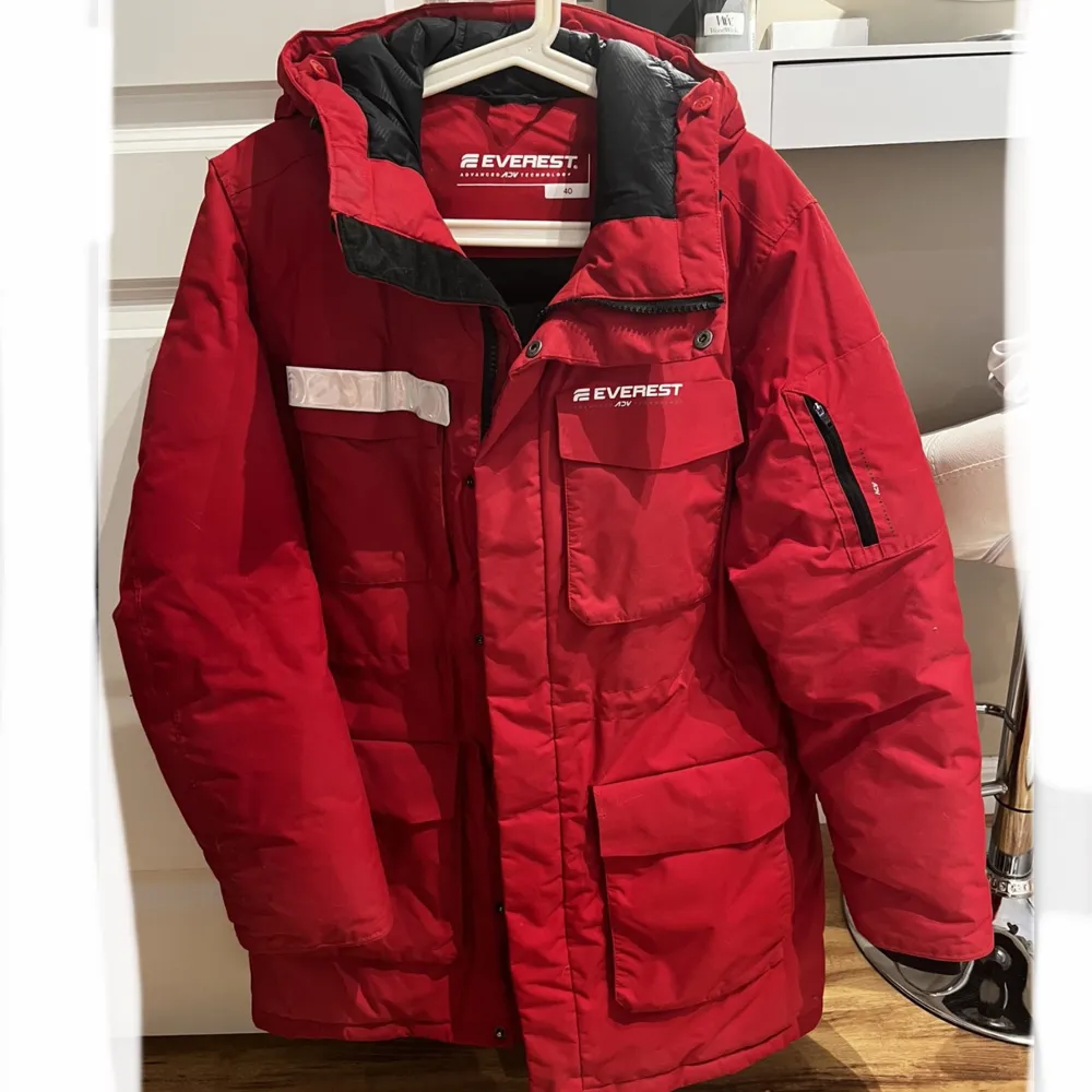 Säljer en Everest jacka i färgen röd storlek 40.  Skriv vid intresse köparen står för frakten.. Jackor.