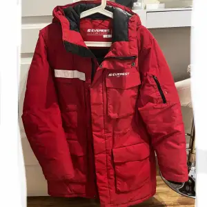 Säljer en Everest jacka i färgen röd storlek 40.  Skriv vid intresse köparen står för frakten.
