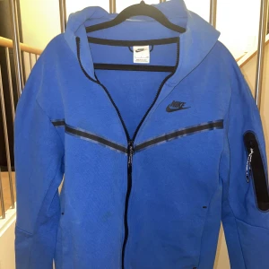 Fin royal blue techfleece  - Svår att få tag i Sverige i normal storlekar Har en liten fläck på magen. 