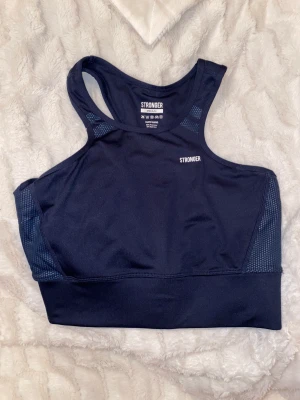 Sport-bh saronger st M  - Aldrig använd sport bh från stronger. Lite längre i modellen så den sitter super skönt. 