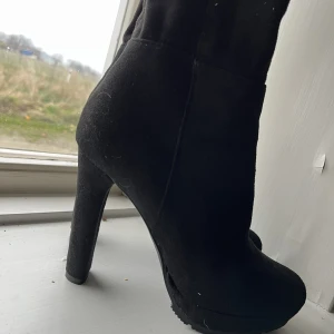 Overknee högklackade - Overknee klackar, använda en gång. Väldigt fint skick.  Smala i foten, storlek 37