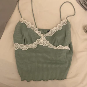 Grön Topp - Hej! Säljer denna super snygga toppen som jag aldrig har använt😍👌🏼 köpte den här på Plick för 99kr men säljer för 40kr. 