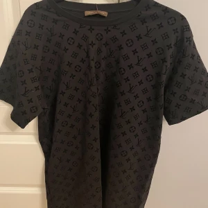 Lv T-shirt - Köparen står för frakten.