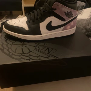 Jordan 1 SE storlek 44 - Jordan 1 SE skor storlek 44, jätte fint färg och unika, de kommer med extra snöre som ni ser på bilden två svarta och två rosa. Skick är nästan som ny inga syn på användning eller smuts. Priset går att diskuteras  1450 kr