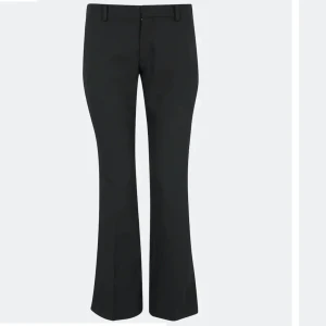 Kostymbyxor - Söta lågmidjade kostymbyxor som tyvärr var för små för mig. Får inte på mig dom. Lappen är kvar och dom är helt nya. Slutsåld i alla storlekar❤️ Bikbok Vera perite 