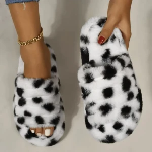 Helt nya tofflor  - Helt nya oanvända, skitsnygga & sköna tofflor. Rejäl och stabil sula!  Står storlek 38-39, lite lite små i storlek. 