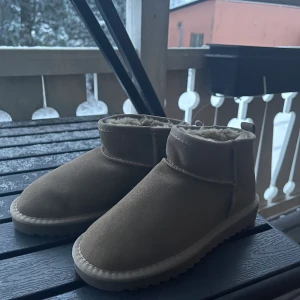 Ugg strl 35 - Fake uggs, beställde fel storlek.. Jättemjuka och sköna. Fin kvalitet. Jag har impregneringsspray så jag kan impregnera dom åt er innan jag skickar om det önskas. Det är gratis isåfall. Nypris var 500, kan skicka bild på kvittot om de önskas.