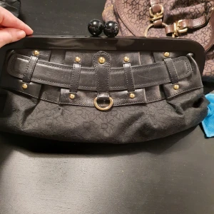 Väska / stor clutch DKNY - En större clutch från DKNY, äkta, välanvänd men inget slitage utvändigt.