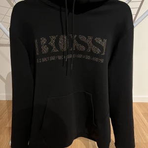 Hugo Boss Hoodie L - Hugo Boss Hoodie Storlek L  Köpt på Johnells för ca 1399kr Säljes för 700kr Aldrig använd
