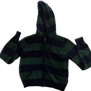 Brandy Melville hoodie - Grön och blå hoodie, jätte bra kvalite och fungerande kedja!! säljer pga Ingen användning. Kostade 400kr när jag köpte  den! Skriv t mig om ni är intresserade!! EJ OVERSIZED