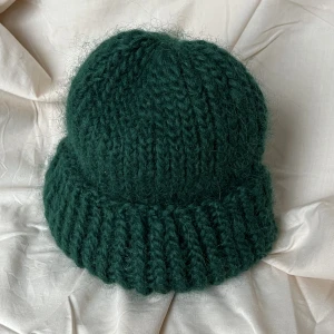 Handstickad mössa - Skogsgrön handstickad mössa i ull och akryl, tveka inte om du har frågor!