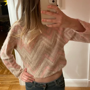 Missoni liknande tröja från Zara! - Jättefin tröja med ett missoni inspirerat mönster ifrån Zara! Den är ljusrosa, vit samt med lite guld! Super duper fin med ett par jeans och passar perfekt nu i vinter. Strl S💕