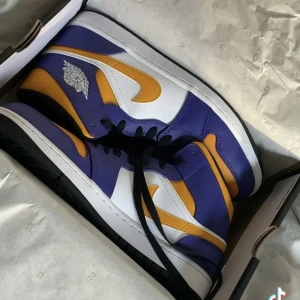 Jordans lakers - Säljer även dessa som är en av bästsäljarna. Helt nya både kartong och kvitto finns som med de förra. Storlek 42,5⭐️ Med inspiration från originalet så ger denna en klassisk look. 🏀