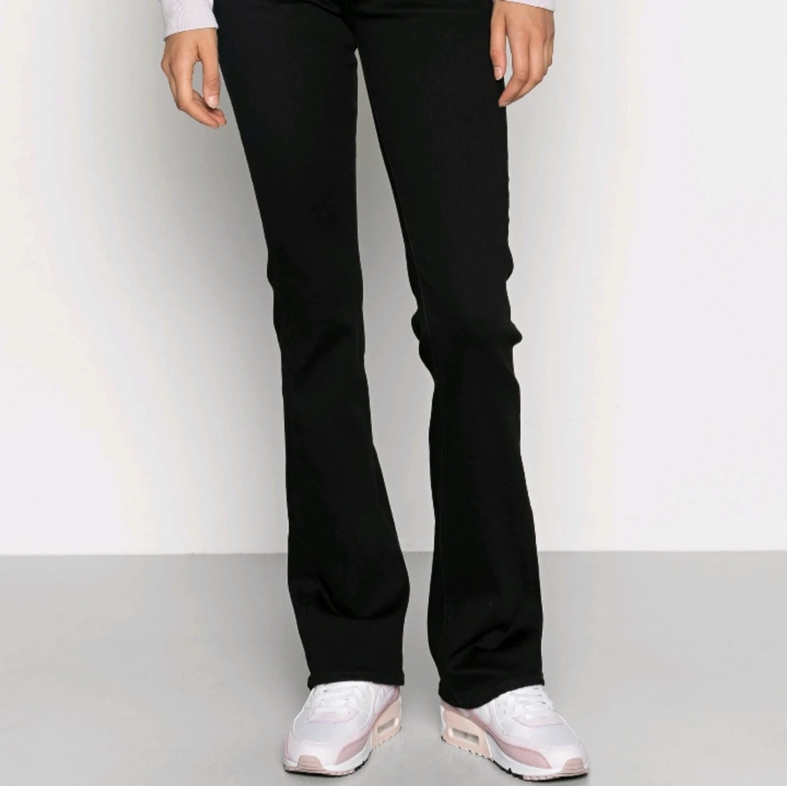 Säljer mina svarta utsvängda byxor 