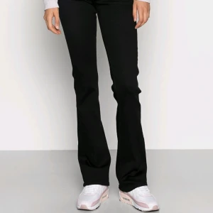 Säljer mina svarta utsvängda byxor  - Hej säljer min svarta utsvängda byxor för har ej användning för dom längre 