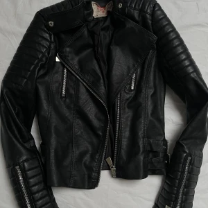 Skinnjacka - Svart skinnjacka från Chiquelle. Mycket bra skick. Hör av dig för mer bilder och information🤍