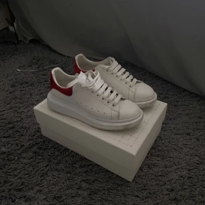 alexander mcqueen skor - Storlek 43, kan göra de lite fräschare vid intresse  Kan gå ner i pris vid snabba affär